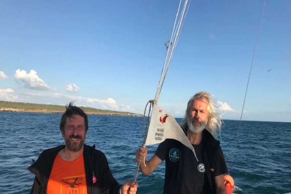 Ελληνικό πλοίο διέσωσε ναυαγούς στη μέση του Ειρηνικού Ωκεανού