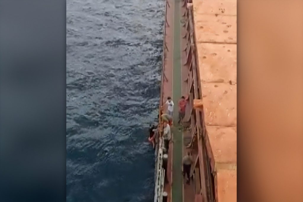 Απίστευτο! Ναυτικός έπεσε στη θάλασσα από πλοίο και διασώθηκε 24 ώρες αργότερα! (video)