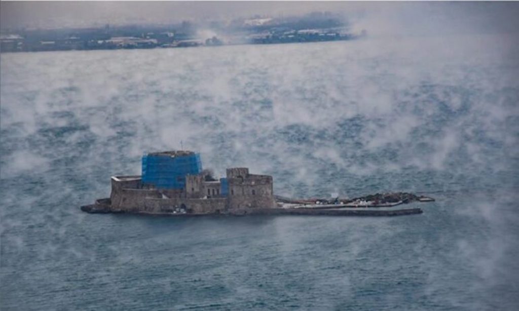 Σαν να “βράζει” η θάλασσα, το φαινόμενο του θαλάσσιου καπνού στα νερά του Ναυπλίου
