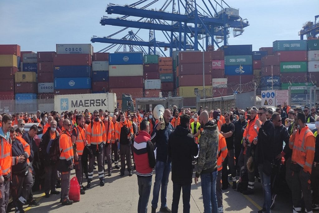 Συνεχίζεται η απεργία στο εμπορικό λιμάνι του Πειραιά