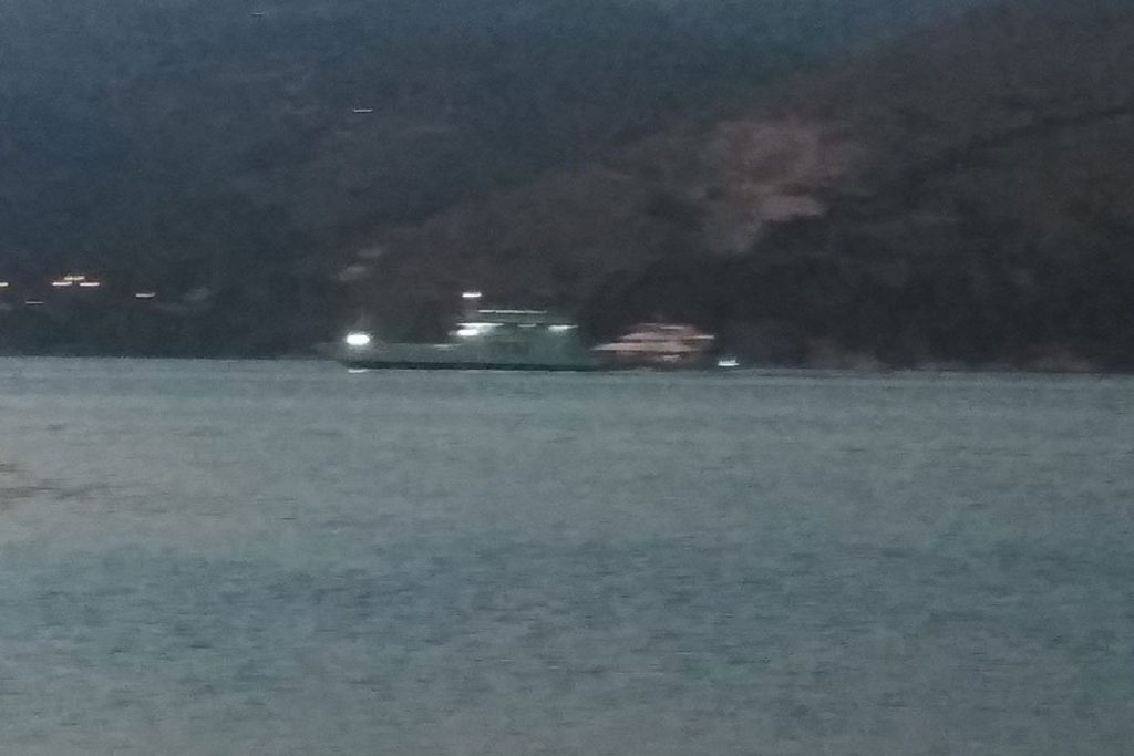 Παραλίγο ναυτική τραγωδία στα καλά καθούμενα στο λιμάνι του Αργοστολίου, όταν το φέρυ της γραμμής δεν εμβόλισε στο… παραπέντε θαλαμηγό!