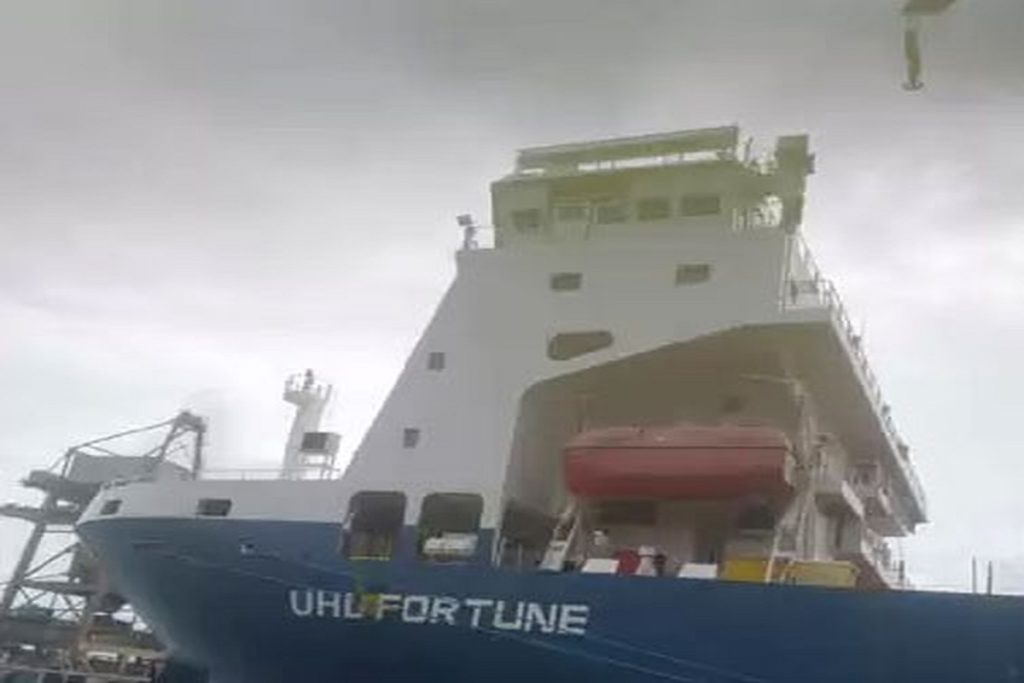 Βαρύ αντικείμενο έπεσε από γερανό σκοτώνοντας ένα ναυτικό και τραυματίζοντας ακόμη έναν