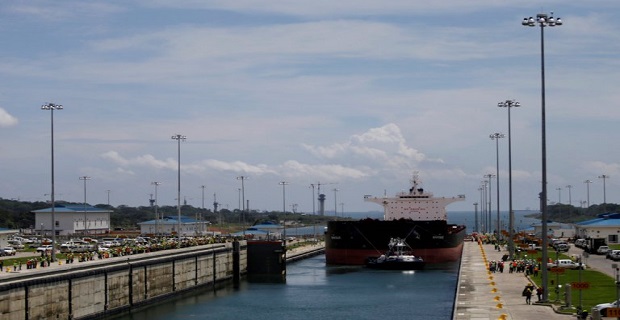 Η πρώτη δοκιμαστική διέλευση πλοίου από τη νέα Διώρυγα του Παναμά (photos+video) The first trial run with a Post-Panamax cargo ship in the new sets of locks on the Atlantic side of the Panama Canal, in Panama City, Panama June 9, 2016. REUTERS/Carlos Jasso