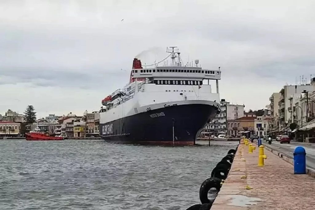 Χωρίς επιβάτες αναχώρησε το «Νήσος Σάμος» που προσέκρουσε χθες στο λιμάνι της Χίου