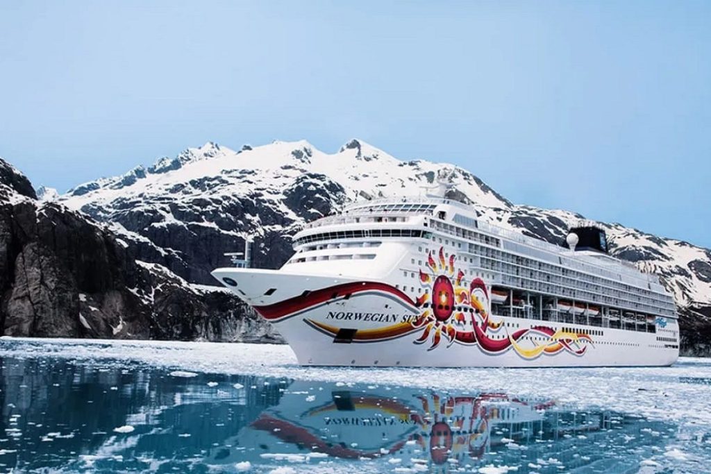 Κρουαζιερόπλοιο της Norwegian Cruise Line προσέκρουσε σε παγόβουνο στην Αλάσκα