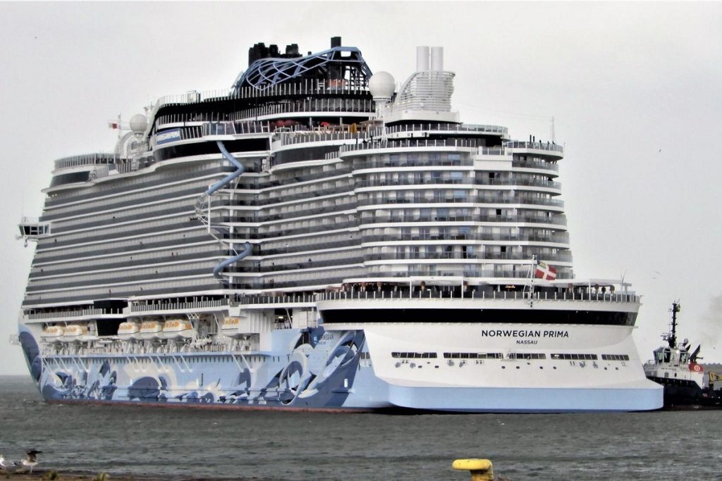 Κόπηκαν οι κάβοι του κρουαζιερόπλοιου NORWEGIAN PRIMA και έπεσε και η σκάλα επιβίβασης στη θάλασσα (video)