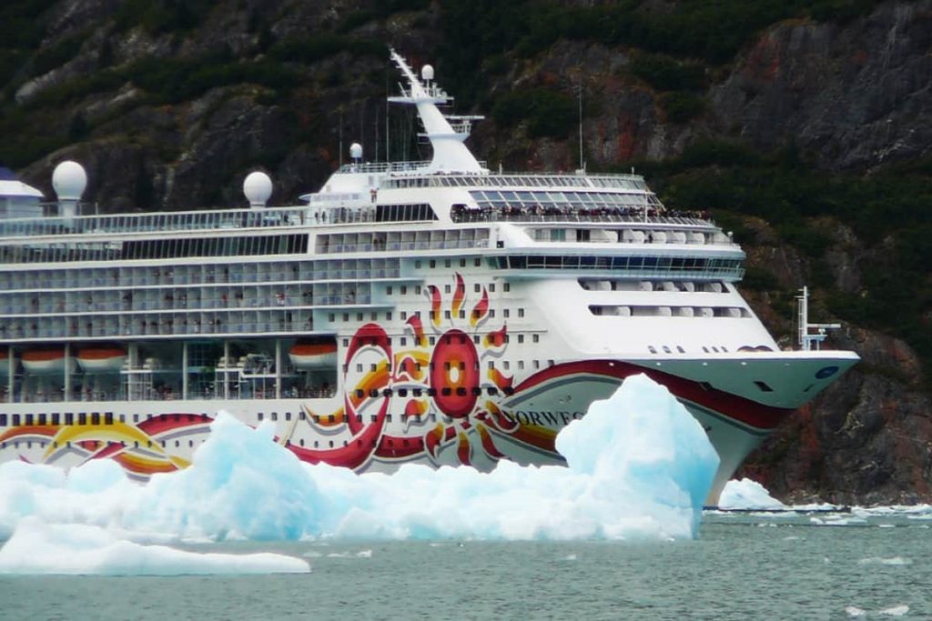 ΒΙΝΤΕΟ: Η πρόσκρουση του κρουαζιερόπλοιου Norwegian Sun με το παγόβουνο μέσα από τον φακό της κάμερας ενός επιβάτη