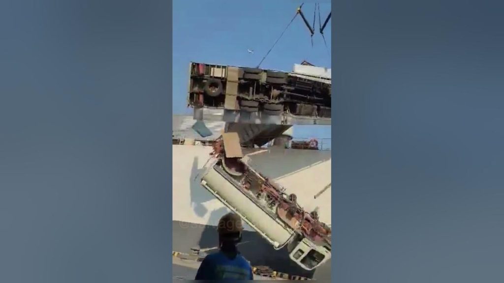 Νταλίκα έπεσε κατά την διάρκεια εκφόρτωσης της, από πλοίο και διαλύθηκε! (video)