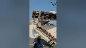 ntalika_peftei_apo-Ploio_