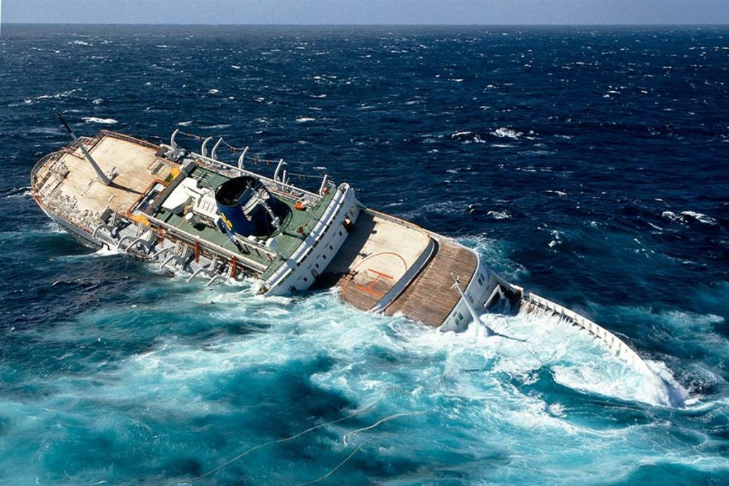 MTS Oceanos: Το ελληνόκτητο πλοίο που βυθίστηκε σε ζωντανή μετάδοση (video & photos)