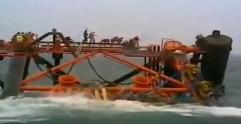 Πλατφόρμα εξόρυξης πετρελαίου βυθίζεται μαζί με τους εργάτες (video)