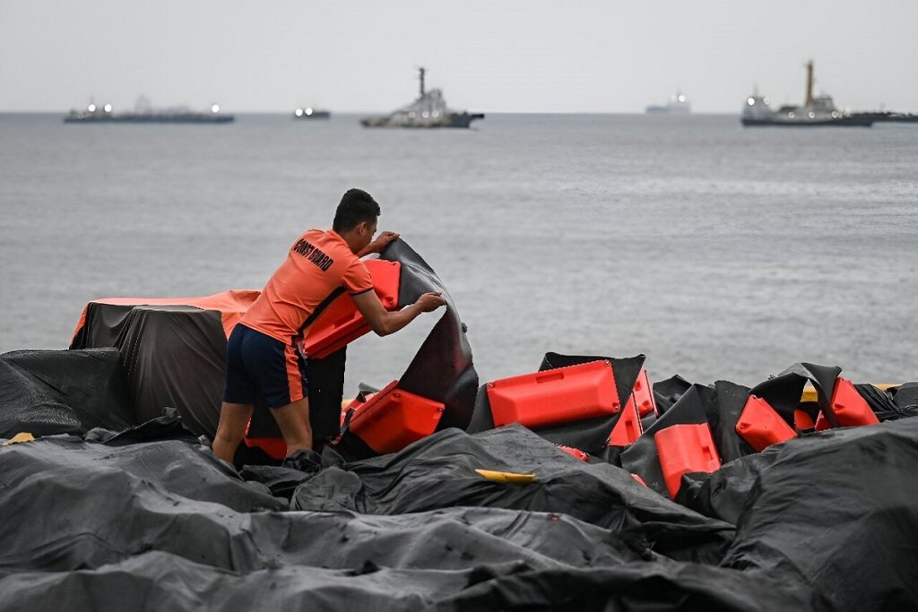 «Μάχη» με τον χρόνο για να αποτραπεί η χειρότερη θαλάσσια ρύπανση στα χρονικά των Φιλιππίνων
