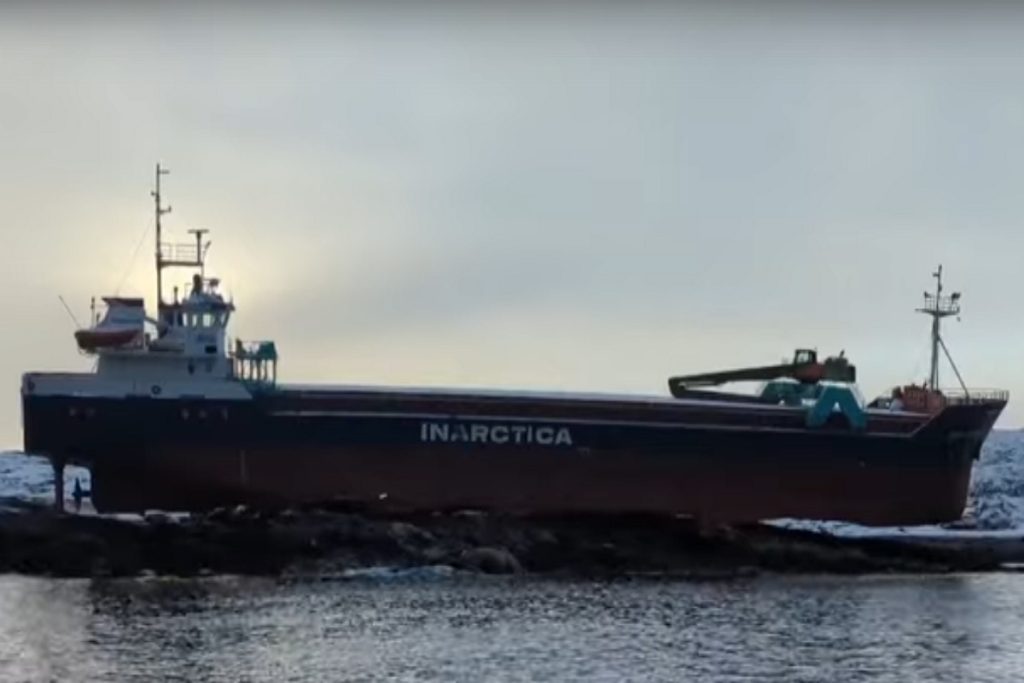 Φόβοι για ολική απώλεια του φορτηγού πλοίου που προσάραξε σε βράχια (Video)