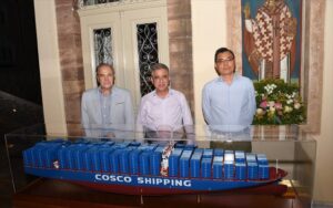 ΟΛΠ Α.Ε.: Προσφορά συμβολικού δώρου από την COSCO SHIPPING στο Ναυτικό Μουσείου Χίου ΟΛΠ Α.Ε.: Προσφορά συμβολικού δώρου από την COSCO SHIPPING στο Ναυτικό Μουσείου Χίου