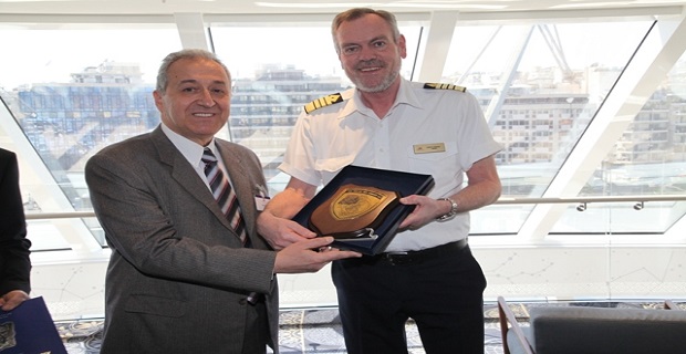  Aριστερά ο Δ/ντής Διοίκησης του ΟΛΠ Α.Ε. κ. Σπύρου Δημήτρης και δεξιά ο Πλοίαρχος του  Viking Star cpt. Gulleik Skagasto. 