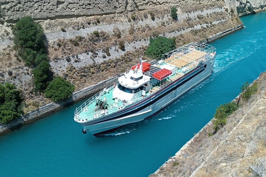 Το Αλβανικό επιβατηγό Oniyouzu στην διώρυγα της Κορίνθου (video)