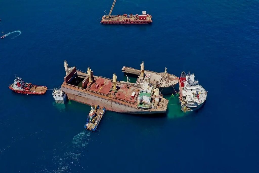 Ολοκληρώθηκε η γιγαντιαία επιχείρηση ανύψωσης του ναυαγισμένου φορτηγού πλοίου OS 35 στο Γιβραλτάρ (video)