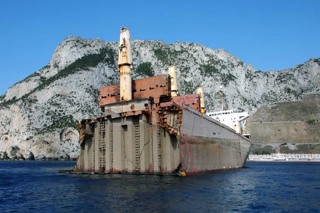 Ξεκίνησε η γιγαντιαία επιχείρηση απομάκρυνσης της πλώρης του ναυαγισμένου φορτηγού πλοίου OS 35 (video)
