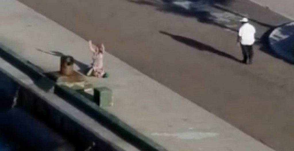 Δείτε βίντεο με ζευγάρι το οποίο βλέπει το κρουαζιερόπλοιο να αναχωρεί ενώ τα παιδιά τους βρίσκονται μέσα! (video)