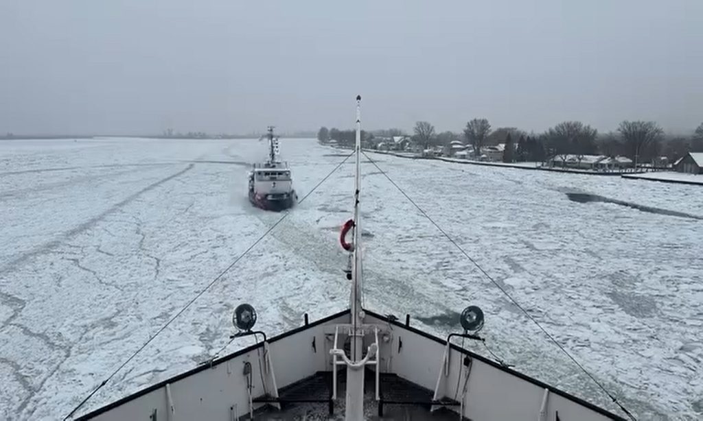 Εντυπωσιακά πλάνα: Παγοθραυστικά βοηθούν φορτηγά πλοία που παγιδεύτηκαν στους πάγους στις μεγάλες λίμνες (ΒΙΝΤΕΟ)