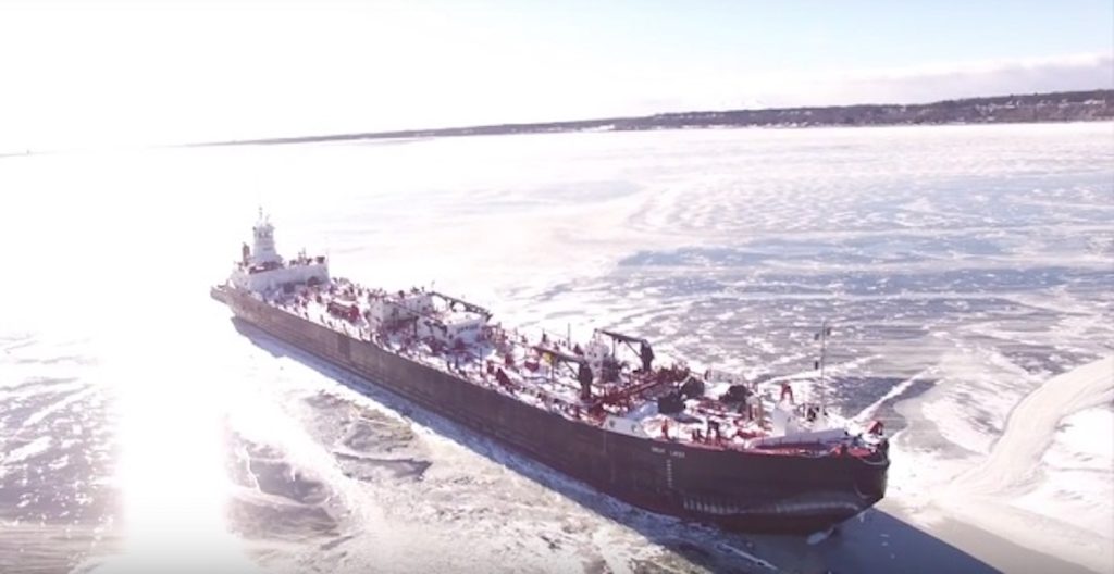 Ένα εντυπωσιακό βίντεο με drone με πλοίο στην παγωμένη λίμνη Michigan