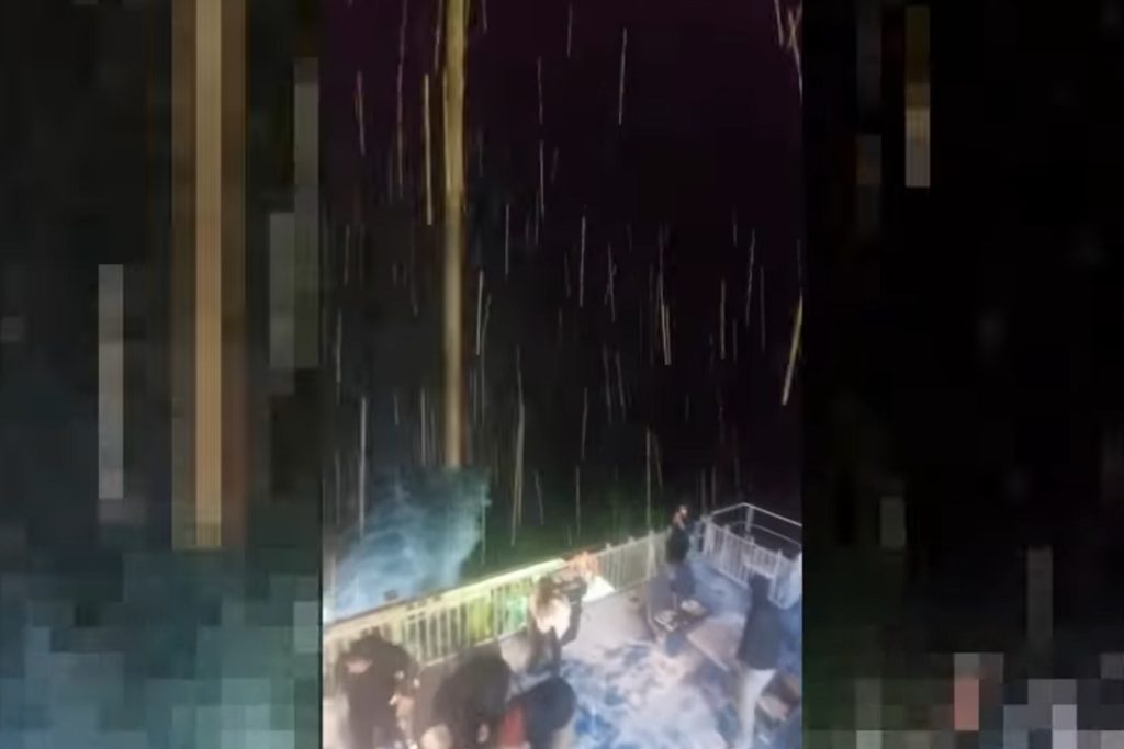 ΒΙΝΤΕΟ: Έπαιζαν χιονοπόλεμο στο πλοίο ενώ ταξίδευαν!