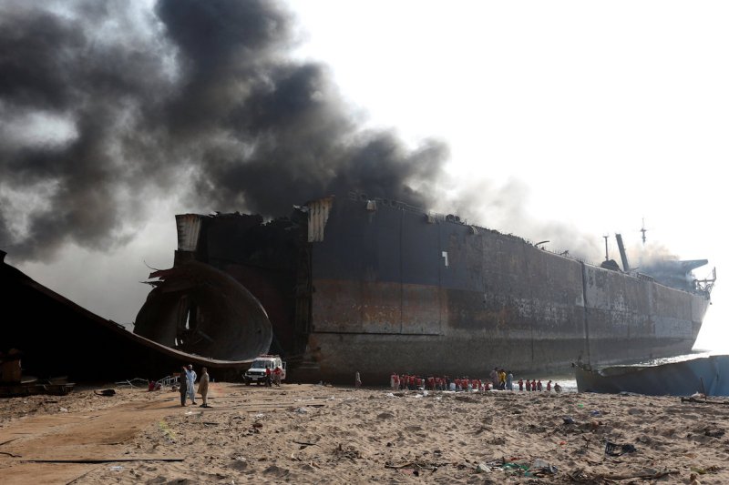 Πολύνεκρο εργατικό ατύχημα κατά τη διάλυση πλοίου στο Πακιστάν (video+photos)