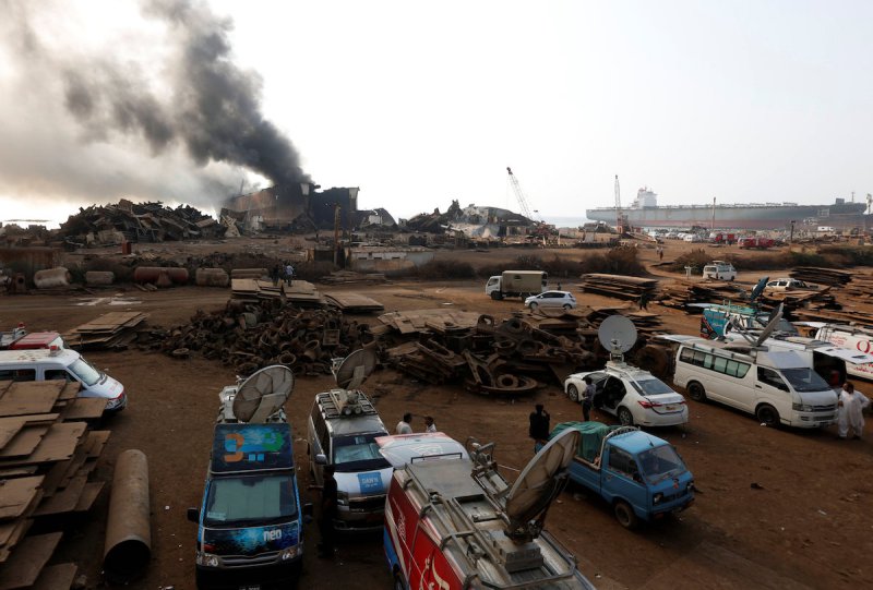 Πολύνεκρο εργατικό ατύχημα κατά τη διάλυση πλοίου στο Πακιστάν (video+photos)