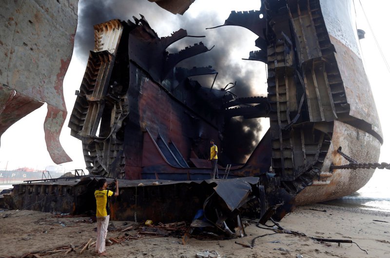 Πολύνεκρο εργατικό ατύχημα κατά τη διάλυση πλοίου στο Πακιστάν (video+photos)