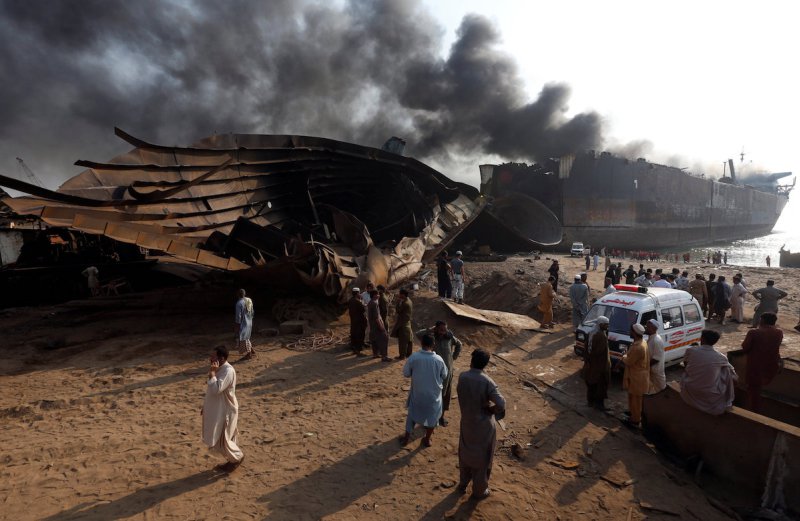 Πολύνεκρο εργατικό ατύχημα κατά τη διάλυση πλοίου στο Πακιστάν (video+photos)