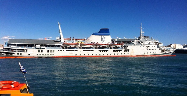 Οριστική απομάκρυνση του πλοίου «Παναγία Τήνου» από τον Πειραιά