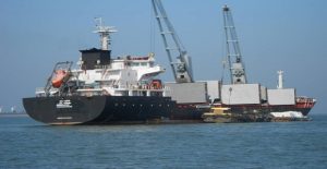 parafron_ploarxos_kineitai_apeilitika_pros_limani