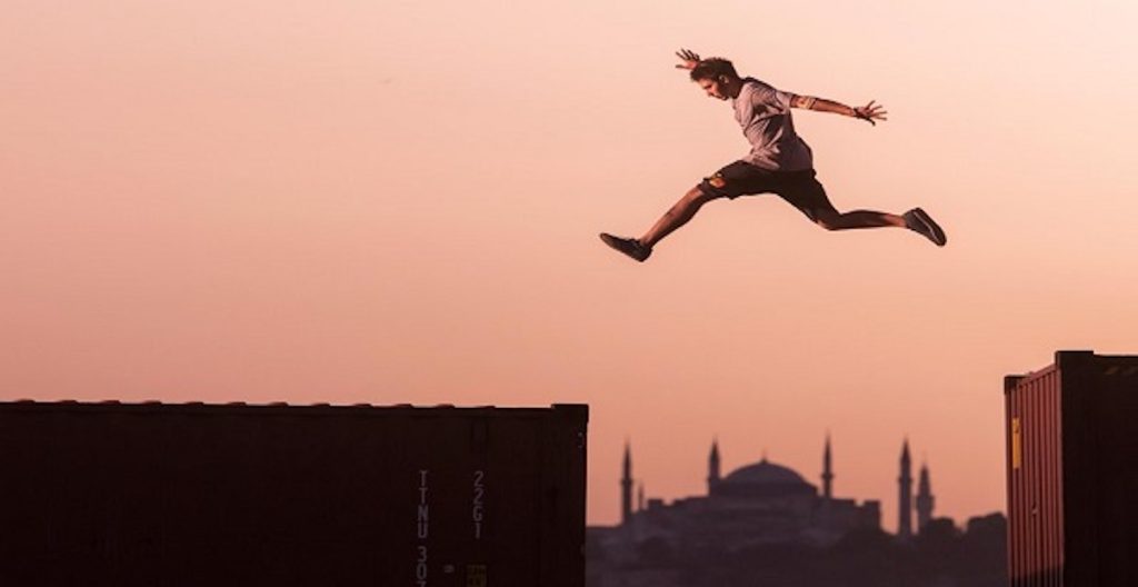Κάνοντας parkour πάνω σε κοντέινερ στον Βόσπορο (video)