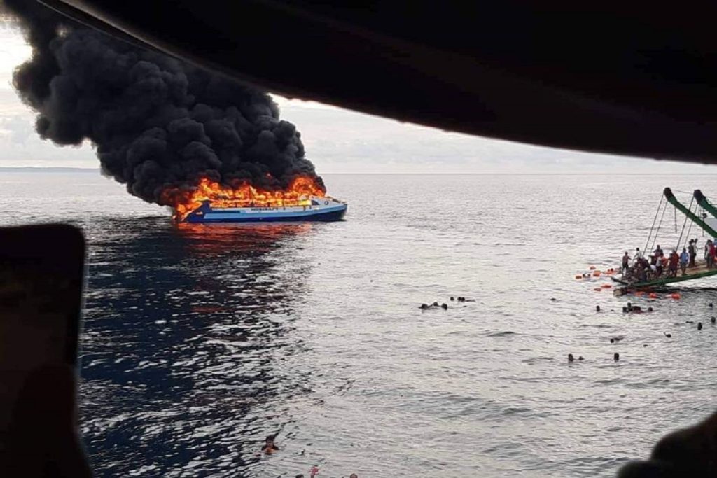 Ferry τυλίχθηκε στις φλόγες - 105 διασώθηκαν, 7 νεκροί, 30 αγνοούμενοι
