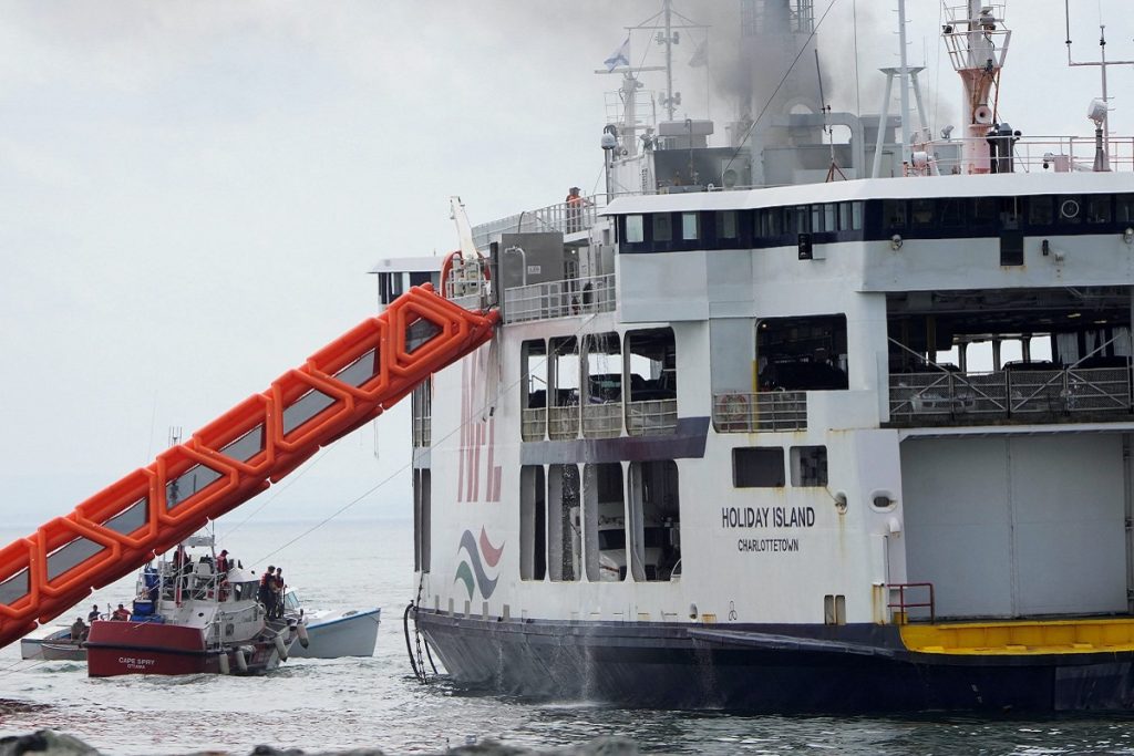 Πυρκαγιά στο μηχανοστάσιο επιβατηγού πλοίου που μετέφερε 182 επιβάτες- Πραγματοποίησε εκούσια προσάραξη (video & photo)