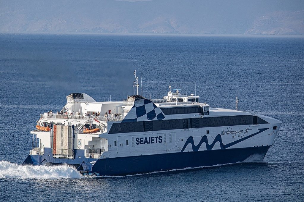 Εισροή υδάτων στο «Power Jet» - Επέστρεψε στη Σαντορίνη