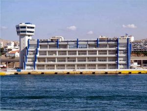 peen-kataggelei-tis-apoluseis-sto-yna