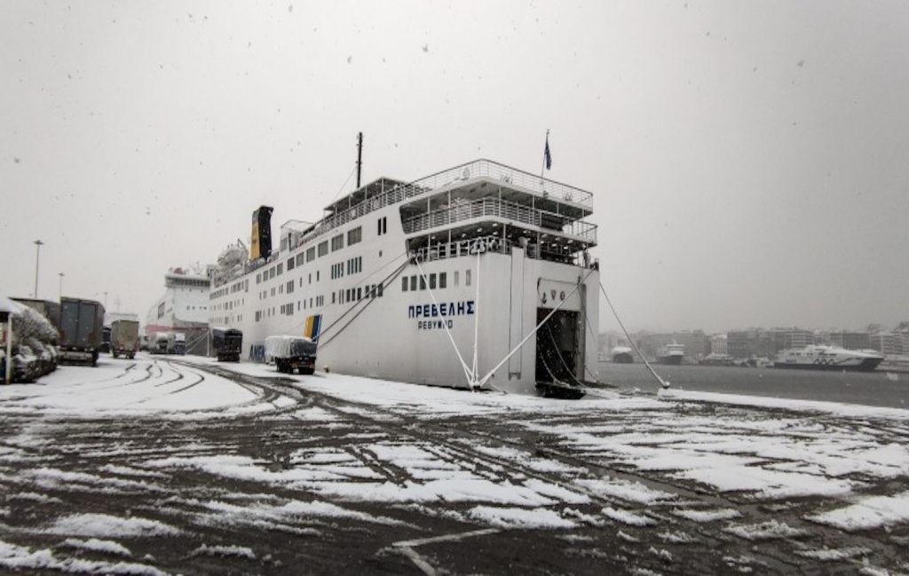 Βόλτα στο χιονισμένο λιμάνι του Πειραιά (Video)