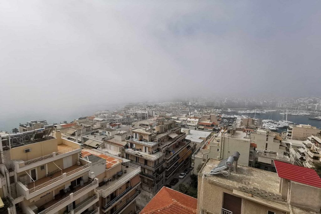 Ο μισός Πειραιάς…τοπίο στην ομίχλη (video)