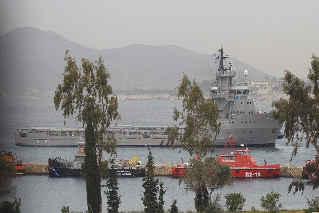Στον Πειραιά πλοία της ΝΑΤΟικής δύναμης SNMCMG2 (videos)