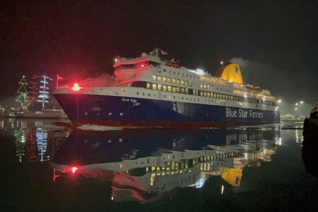Το Blue Star Delos ήταν το πρώτο πλοίο που μπήκε στο λιμάνι του Πειραιά το 2024 (video)