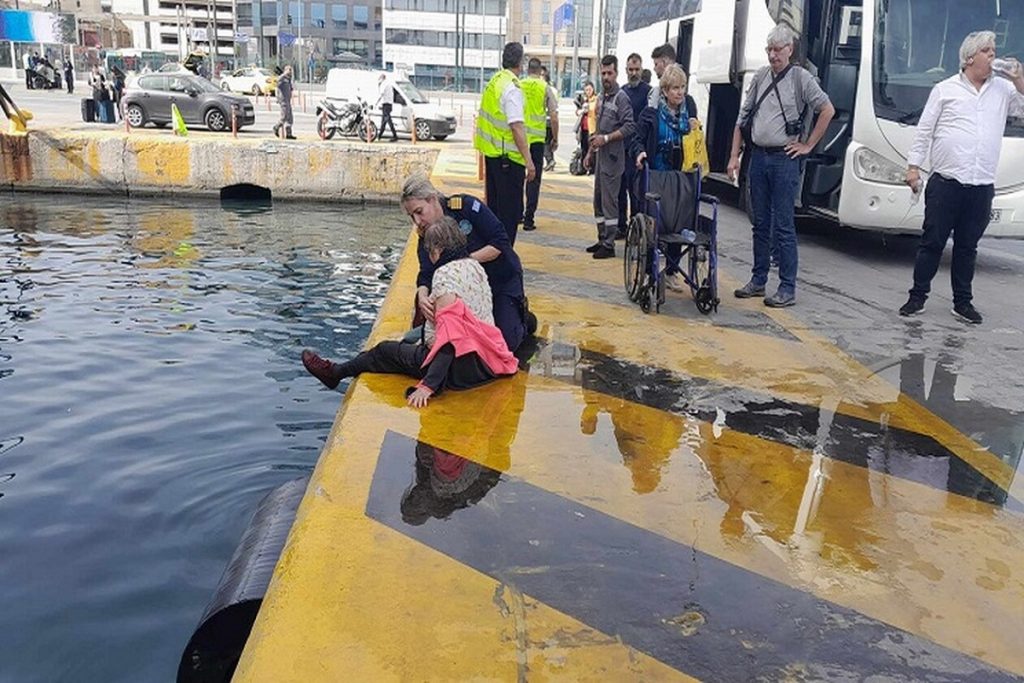 Πειραιάς: Γυναίκα έπεσε στη θάλασσα λίγο πριν τον απόπλου του Blue Star Naxos (video)