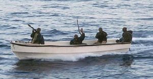 peirate_katelavan_emporiko_ploio_stin_eruthra_thalassa_