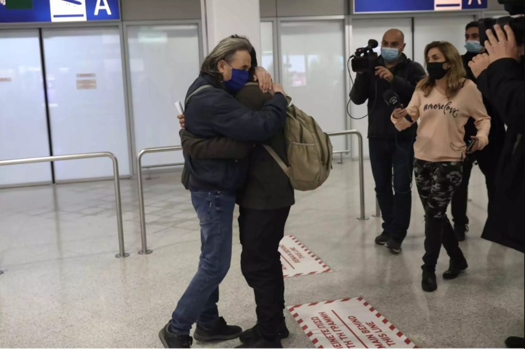 Επέστρεψαν στην Ελλάδα οι τρεις ναυτικοί που είχαν απαχθεί από πειρατές στη Νιγηρία (video)