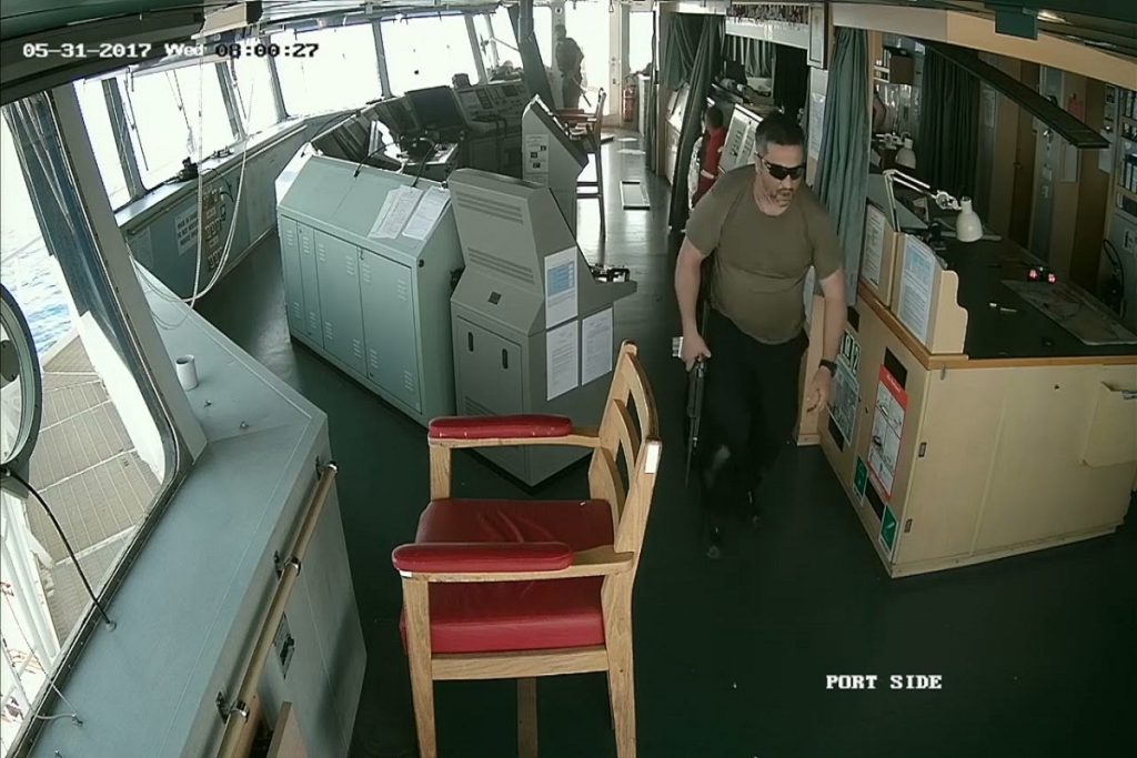 Επίθεση πειρατών σε τάνκερ σε ζωντανή εικόνα- Τρομακτικές σκηνές μέσα από την γέφυρα