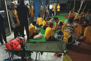 penumpang-selamat-dievakuasi-di-pelabuhan-ketapang-banyuwangi-1