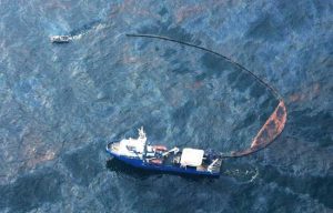 petrelaiokhlida-apeilei-tis-dutikes-aktes-tis-korikhs