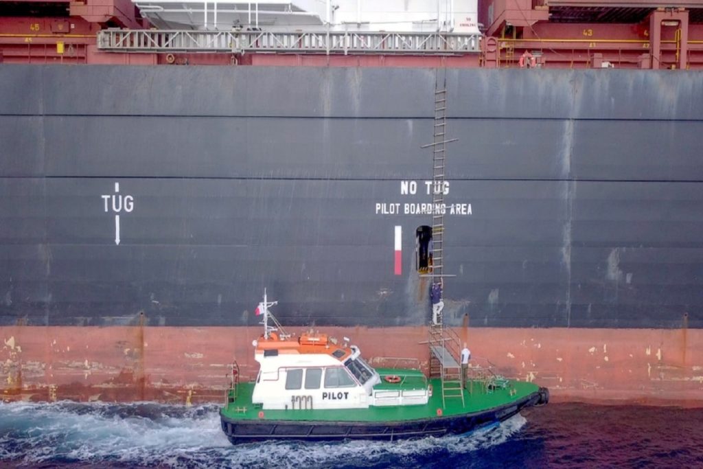 Πλοηγός έπεσε στην θάλασσα