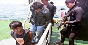 COMMANDOS LEAD MOCK PIRATES AWAY