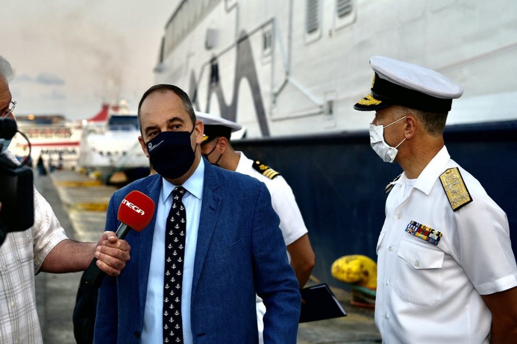 Πλακιωτάκης από τον Πειραιά: Την τελευταία εβδομάδα έμειναν εκτός πλοίων πάνω από 4.500 άτομα